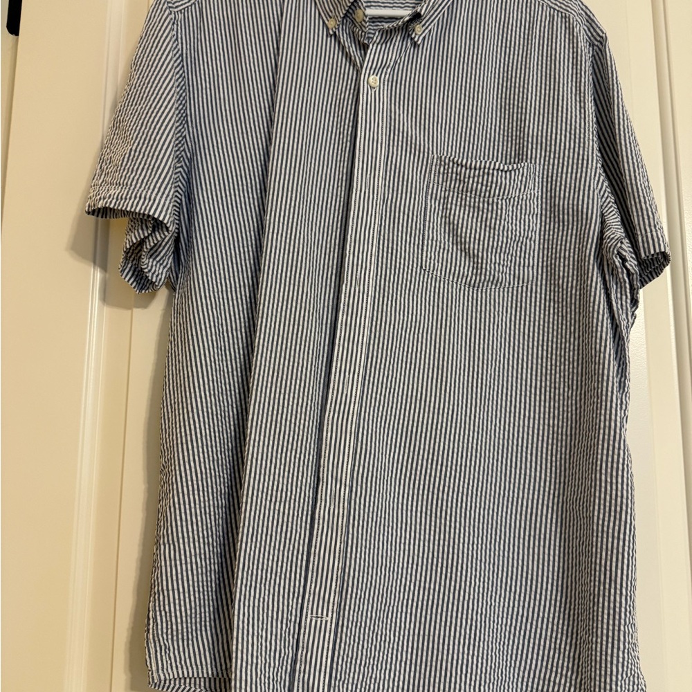 GAP Men's Blue and White Striped Seersucker Button Down Shirt